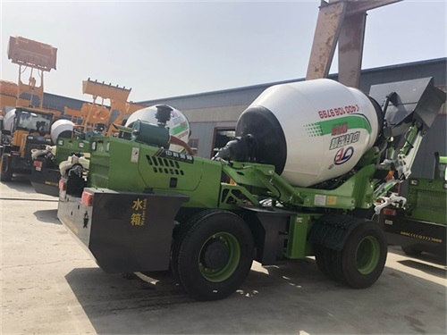<b>混凝土搅拌车 可在复杂地形移动</b>